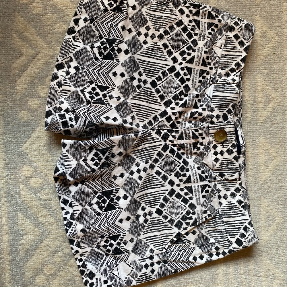 American Eagle Black & White Patterned Shorts - Sz 4